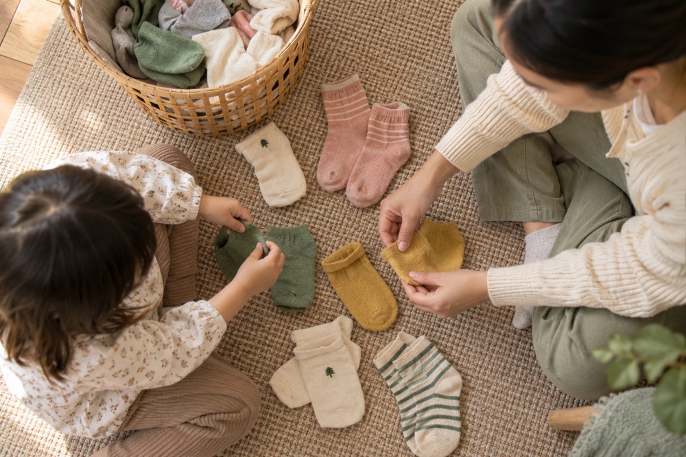 孩子和家长给袜子配对